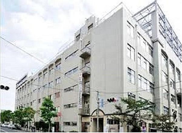 【周辺】中央区立日本橋中学校まで1700m。江戸時代から日本の政治、経済、文化の中心として栄えてきた、日本橋地区にある唯一の公立中学校です