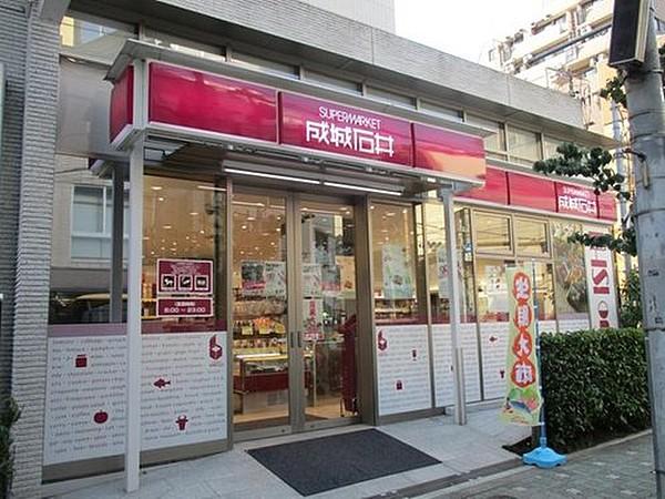 【周辺】成城石井東麻布店まで150m。成城石井は関東地方を中心に、中部地方、近畿地方に店舗を展開する高品質な食料品主体のスーパーマーケットチェーン。