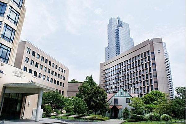【周辺】聖路加国際病院まで1900m 聖路加国際病院は、築地にある大規模総合病院であり、東京都心部では最もよく知られる病院のひとつです。