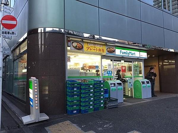 【周辺】ファミリーマート東麻布一丁目店まで80m。ファミリーマートは日本のコンビニエンスストア フランチャイザーである。東証1部などに上場されている大手流通企業、ユニー・ファミリーマートホールディングスの子会