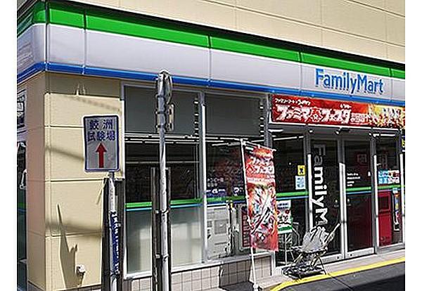【周辺】ファミリーマート伊勢彦鮫洲旧東海道店まで440m ファミリーマートは日本のコンビニエンスストア フランチャイザーである。東証1部などに上場されている大手流通企業、ユニー・ファミリーマートホールディング