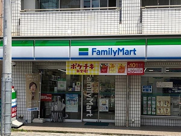 【周辺】ファミリーマート横浜鶴見小野店まで120m。「あなたと、コンビに、ファミリーマート」　「来るたびに楽しい発見があって、新鮮さにあふれたコンビニ」を目指してます。