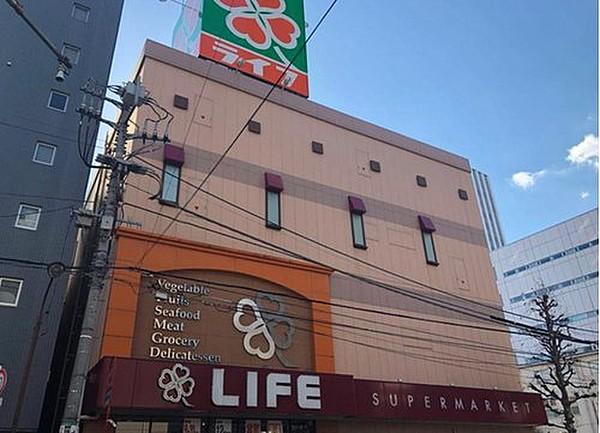 【周辺】ライフ桜新町店まで158m。近畿地方・関東地方にスーパーマーケットチェーン「ライフ」の店舗を展開する企業。東京証券取引所第1部に上場している。三菱商事の持分法適用会社。