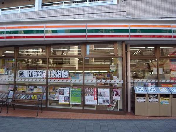 【周辺】セブン-イレブン 世田谷桜新町駅前店まで450m。24時間営業しているコンビニは、深夜のお買い物にも最適です。