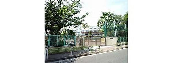 【周辺】大田区立入新井第二小学校まで700m。学力・心・身体がバランスよく成長している健康な子どもが育つ学校。