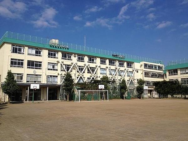【周辺】渋谷区立代々木中学校まで1390m。渋谷区西原にある公立中学校。西原一丁目の住宅地に所在し、学校の敷地・校舎は緑の多い環境に恵まれた所です。