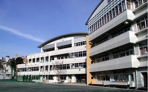 【周辺】港区立六本木中学校まで1200m。1998年4月に、港区立城南中学校と、港区立三河台中学校が統合する形で創立されました。