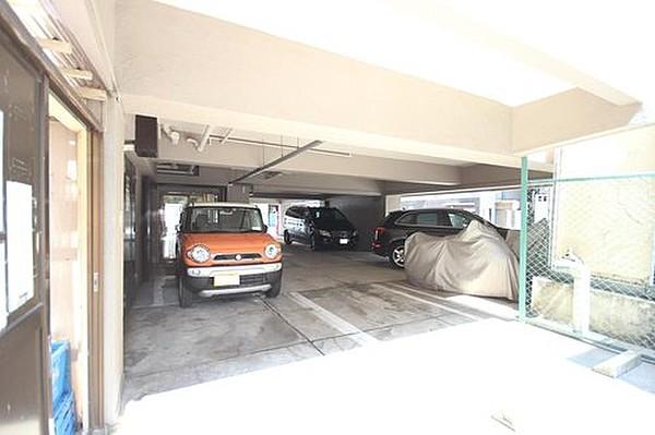 【駐車場】平置きの駐車スペースが嬉しいですね。大きめのお車をお持ちの方でも難なくお停め頂けます。空き状況は都度ご確認下さい。