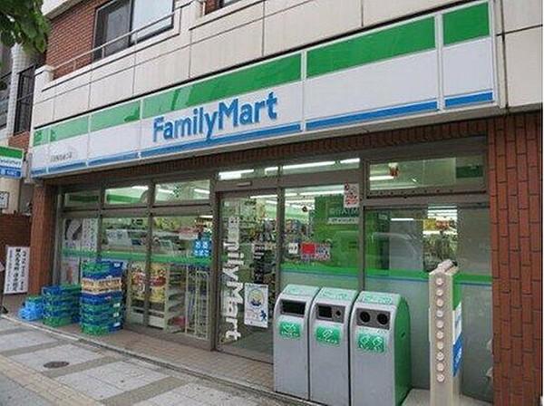 【周辺】ファミリーマート三田桜田通り店まで400m 「あなたと、コンビに、ファミリーマート」　「来るたびに楽しい発見があって、新鮮さにあふれたコンビニ」を目指しています。