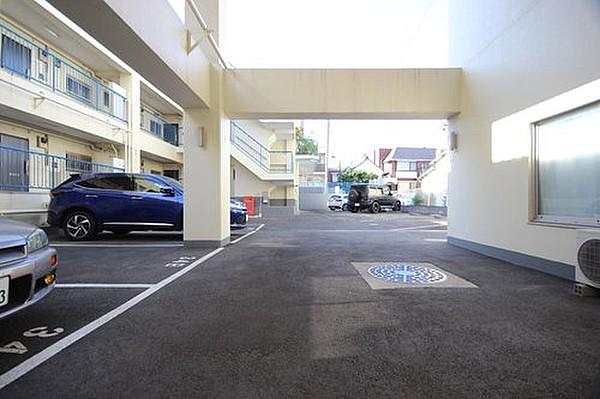【駐車場】平置きの駐車スペースが嬉しいですね。大きめのお車をお持ちの方でも難なくお停め頂けます。※空き状況は都度ご確認下さい。