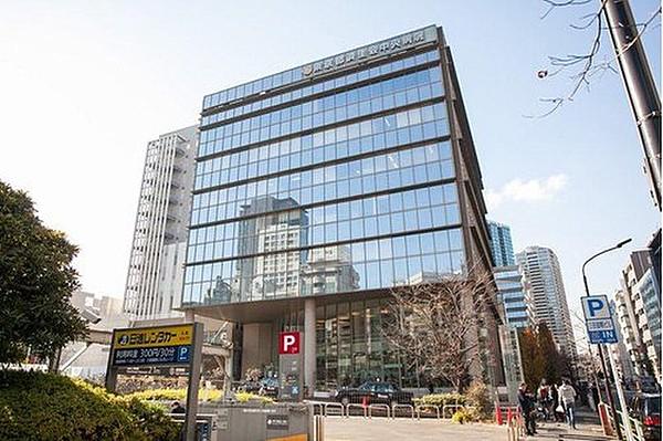【周辺】東京都済生会中央病院まで730m。日本全国に存在する済生会病院（社会福祉法人恩賜財団済生会）の中核的施設。2015年12月に創立100周年を迎えました。