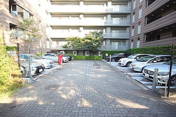 【駐車場】広々とした駐車スペースが嬉しいですね。大きめのお車をお持ちの方でも難なくお停め頂けます。※空き状況は都度ご確認下さい。