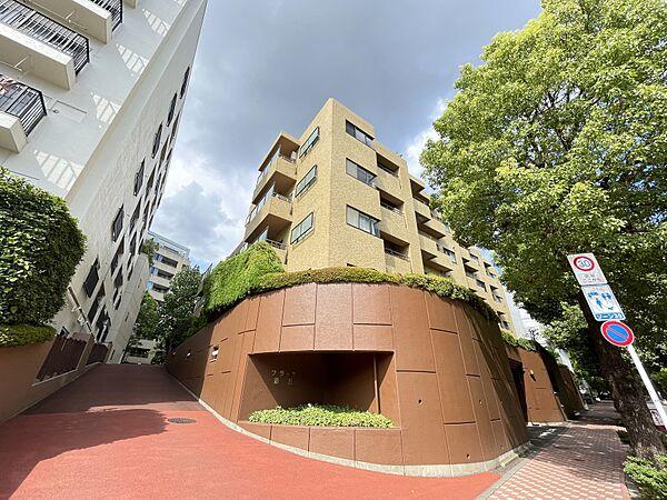 【外観】JR山手線恵比寿駅から徒歩5分。ガーデンプレイス至近の緑豊かな環境に佇む、上品で重厚な高級感のある雁行型の7階建て新耐震設計のレジデンスです。