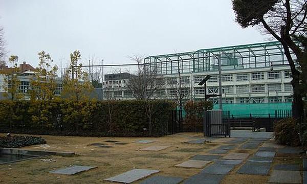 【周辺】渋谷区立原宿外苑中学校まで400ｍ。心とからだをみがき、 社会の一員としてたくましく生き抜く人を育てるを目標にした地域に根付いた小学校です。