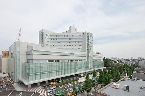 【周辺】日本赤十字社医療センターまで747m。赤十字精神である人道・博愛を体現する病院として、高度かつ安全な医療を通して、皆様のより健やかな生活を支援していきたいと願っています。