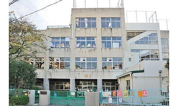 【周辺】文京区立指ケ谷小学校まで250m 東京都文京区白山2丁目に位置する公立小学校。現在の校舎は2代目となります。