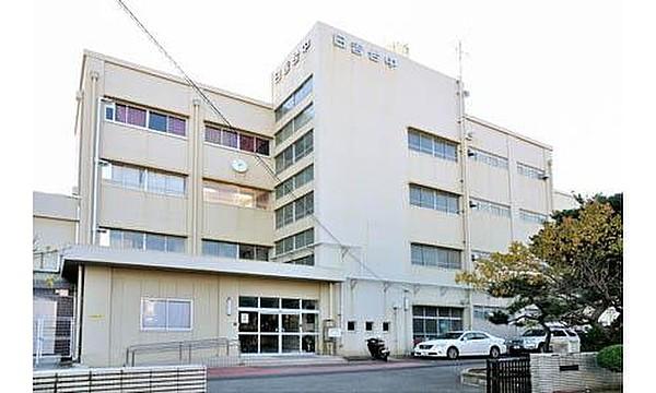 【周辺】横浜市立日吉台中学校まで1200m。当所は横浜市立金沢中学校と並び横浜市で1番広い中学校だったが、現在隣接する元大塚製靴工場に敷地の半分を譲渡した。