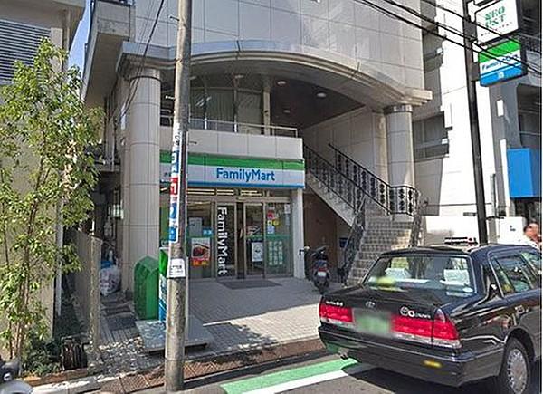 【周辺】ファミリーマート赤坂稲荷坂店まで160m 近くにコンビニがあると、何かと重宝しますね。