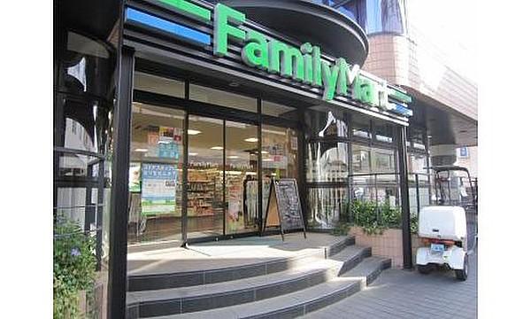 【周辺】ファミリーマート南青山四丁目店まで450ｍ。「あなたと、コンビに、ファミリーマート」　「来るたびに楽しい発見があって、新鮮さにあふれたコンビニ」を目指してます。