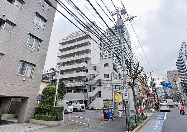 【周辺】早稲田通りから少し入った場所に立地します。
