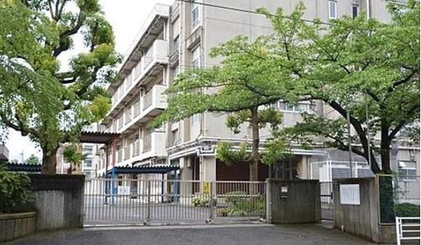 【周辺】横浜市立大豆戸小学校まで657m 基礎・基本の定着とともに、それまでに学んだことを活用して課題を解決する力や自ら進んで学習する態度を身に付けさせます。