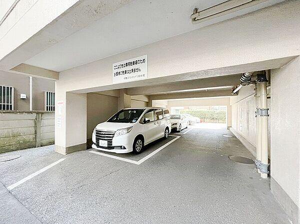 【駐車場】ゆったりとした駐車スペースを確保いたしましたので、大きめのお車でも駐車可能です。自転車やバイクなど、ゆとりのある敷地で置き場所に困ることはないでしょう。