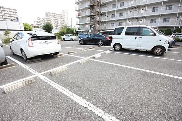 【駐車場】平置きの駐車スペースが嬉しいですね。大きめのお車をお持ちの方でも難なくお停め頂けます。※空き状況は都度ご確認下さい。