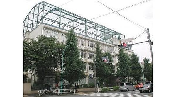 【周辺】渋谷区立原宿外苑中学校まで746m 1997年（平成9年）、外苑中学校と原宿中学校との統合によって創立された。近隣には東郷神社、渋谷区立中央図書館、竹下通りなどがある。