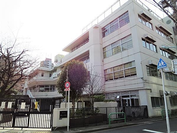 【周辺】港区立笄小学校まで120m 帰国子女や外国人児童が多い東京都港区西麻布三丁目にある公立小学校。学校名は、所在地の旧名である笄町に由来。