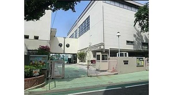 【周辺】渋谷区立鳩森小学校まで1100ｍ。特色ある教育活動の充実を図りながら、一つ一つしっかりと地に足のついた教育活動を実践しています。