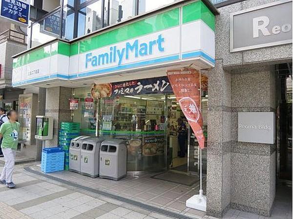 【周辺】ファミリーマート三田二丁目店まで70m。「あなたと、コンビに、ファミリーマート」　「来るたびに楽しい発見があって、新鮮さにあふれたコンビニ」を目指しています。