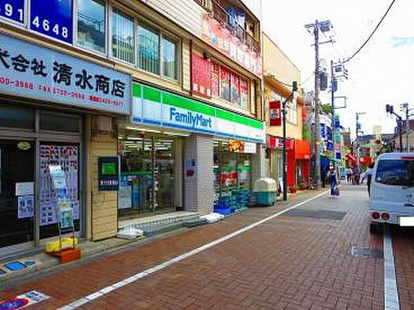 【周辺】ファミリーマート用賀駅前店まで700ｍ。24時間営業しているコンビニは、深夜のお買い物にも最適です。