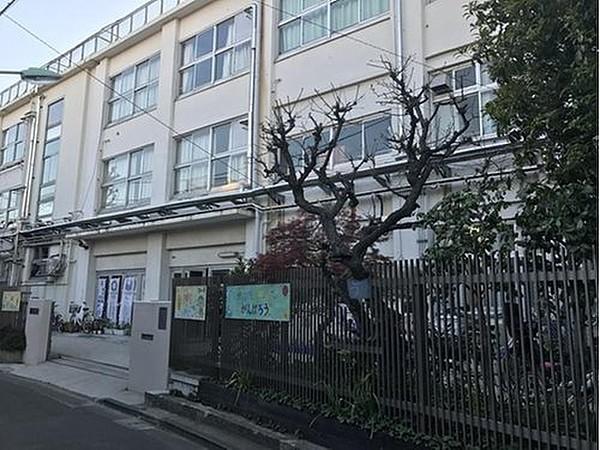 【周辺】品川区立鮫浜小学校まで910m 小規模校ですが、とてもアットホームな雰囲気が溢れています。143年の歴史ある学校です。