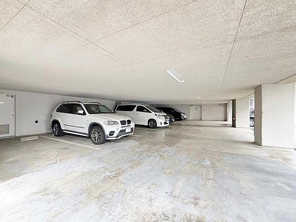 【駐車場】お車をお持ちの方には嬉しいゆったりとした駐車スペースを確保いたしました。大きめのお車でも駐車可能です。空き状況はご確認ください。