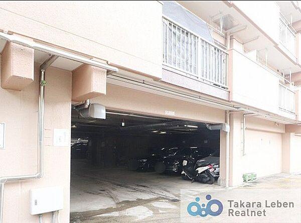 【駐車場】カースペースは雨の日お買い物した後にも濡れることなく運べるので助かりますね。また屋根があることにより、お車の劣化防止にもなります！