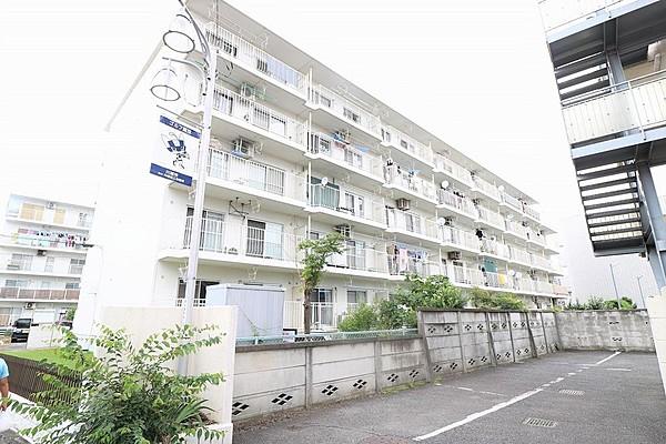 【外観】西武新宿線「南大塚」駅から徒歩3分の近さに位置するマンション。スーパー・コンビニ・郵便局等も近く、生活の利便性のとれた環境です。