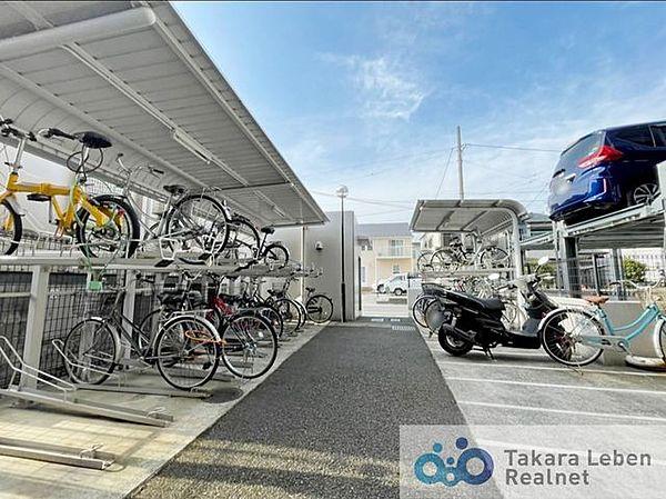 【駐車場】駐車場、駐輪場、バイク置き場も綺麗に管理されております。