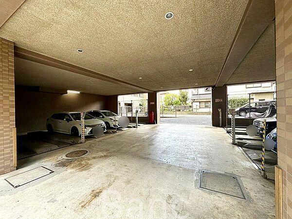 【駐車場】敷地内駐車場には屋根があるので、雨風から大切な車を守れます。