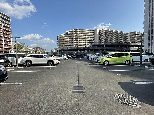 【駐車場】駐車スペースも広く駐めやすくなっております。日々お使いのお車もストレスなく駐車できそうです。