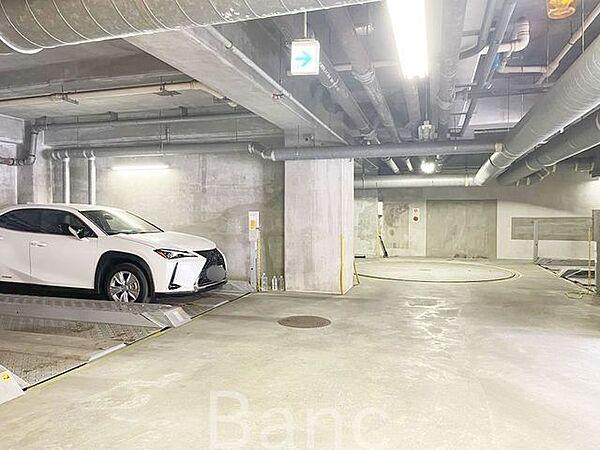 【駐車場】敷地内駐車場には屋根があるので、雨風から大切な車を守れます。