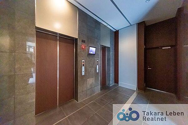 【エントランス】高級感漂うエントランス。防犯カメラ付きのエレベーターは2台あり、ストレスなく使用できます。