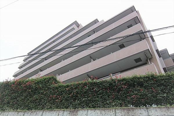【外観】外壁はブラウン調の落ち着きと重厚感のある外観。京浜東北線「浦和」駅から徒歩12分の所に位置するマンションです。