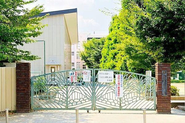 【周辺】戸田市立新曽中学校 徒歩26分。 2080m