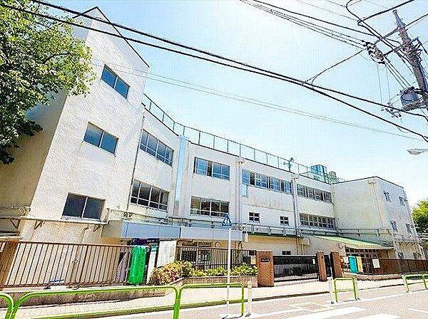 【周辺】板橋区立成増小学校 徒歩14分。 1080m