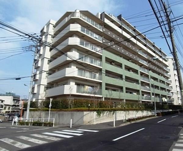 【外観】前野町の高台に位置するマンションです。すぐ近くに志村第一小・中学校、スーパー「ライフ」等があります。