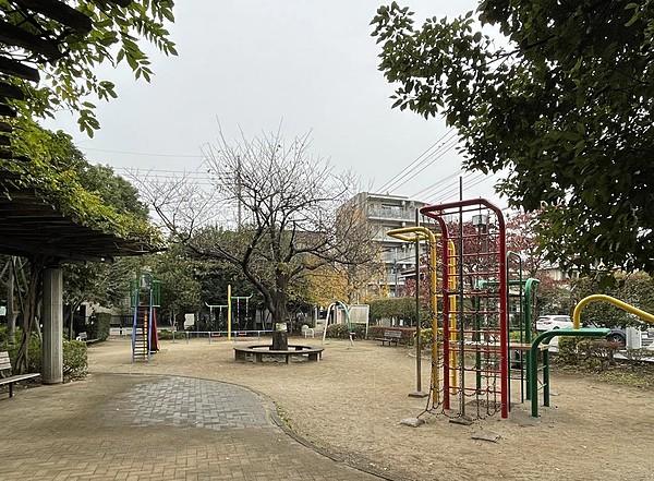 【周辺】柳橋公園（現地より約32m）エントランスを出て直ぐにある公園お子様の遊び場や憩いのスペースになります。