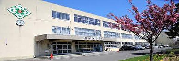 【周辺】小学校札幌市立新琴似小学校まで688ｍ