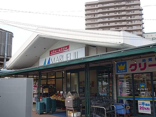 【周辺】スーパーマルフジ。東青梅駅前すぐです。新鮮な生鮮品が手に入る青梅市民御用達のスーパーマーケット 徒歩 約23分（約1800m）