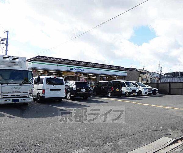 【周辺】サークルＫ北山栗栖町店まで63m 交差点の角地。敷地内ガレージも広々しご利用しやすいです。