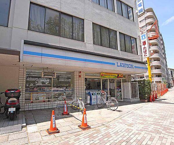 【周辺】ローソン堀川寺ノ内店まで18m 堀川通に面してます。バス停の目の前でご利用しやすいですね。